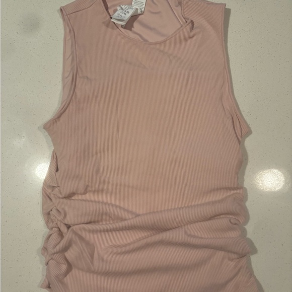 Alo sold out
Ribbed En Pointe Tank - Picture 3 of 3